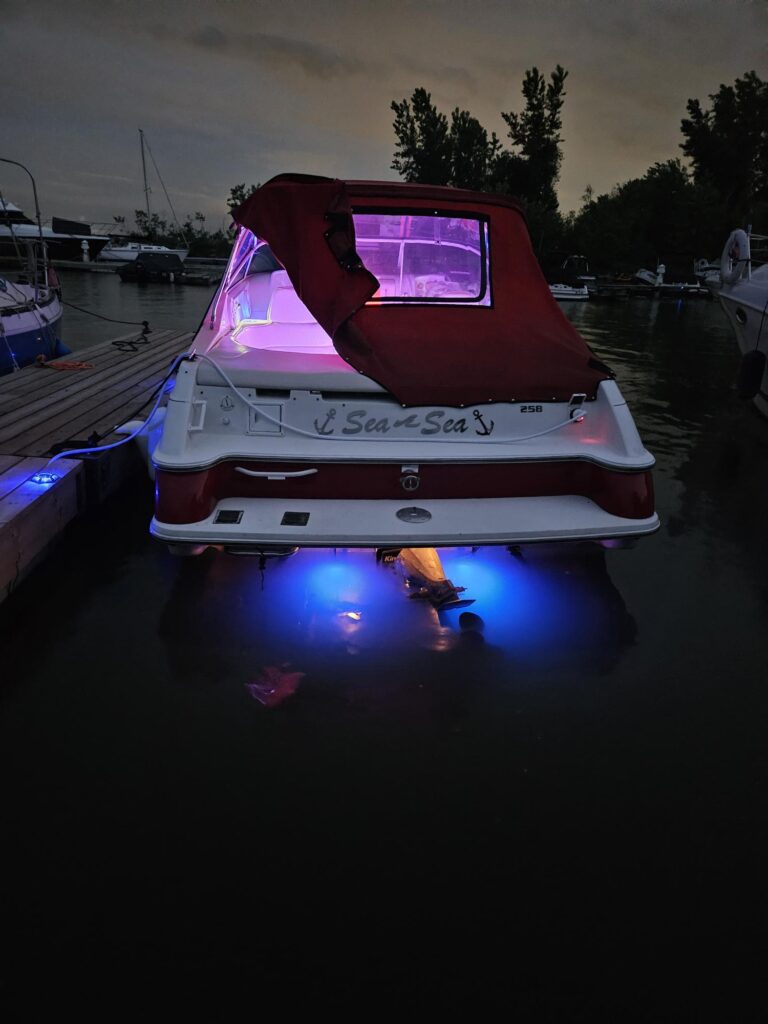 Bateau avec lumières allumées