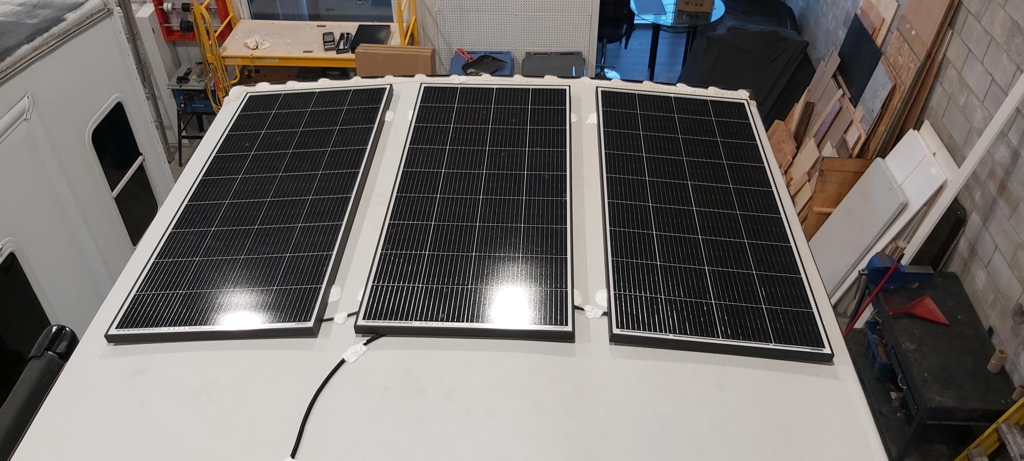 Panneaux solaires installés sur remorque